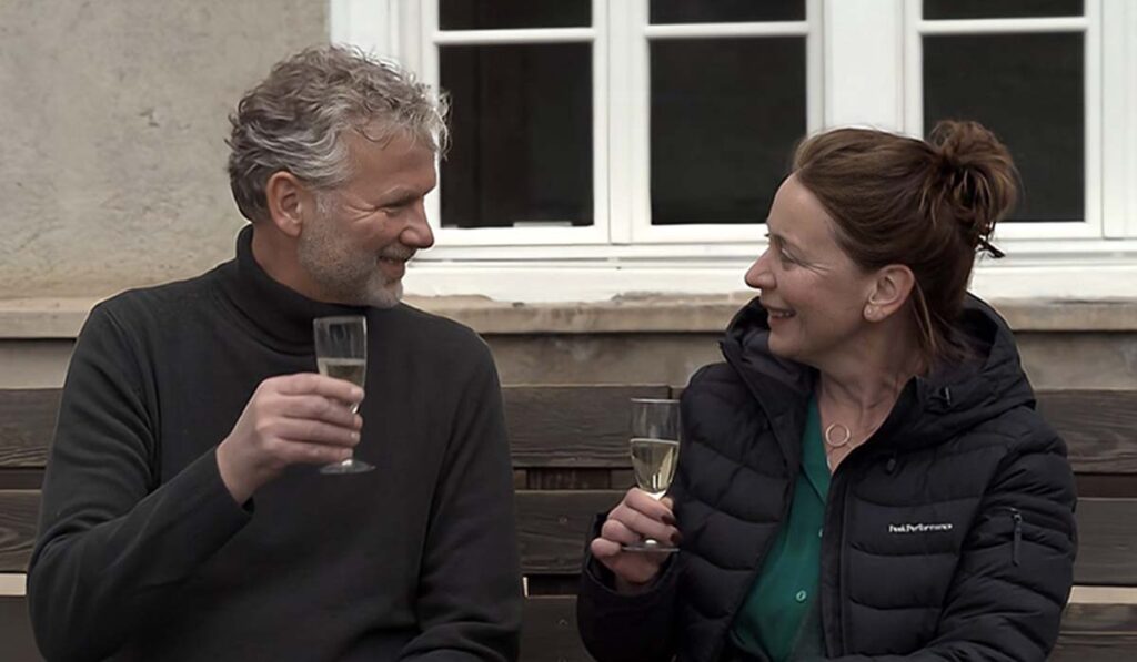 Frits en Adriënne drinken samen champagne in Winter Vol Liefde.