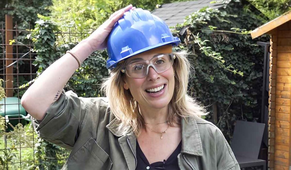 Vrouw met veiligheidsbril en blauw helm (Maike uit Rotterdam in Kopen of Slopen)